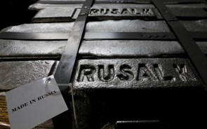 Rusal afunda 70% desde sanções à Rússia e alumínio dispara para máximos de 2011