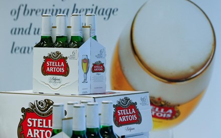 Garrafas de cerveja de 33 centilitros da Stella Artois vão ser recolhidas em Portugal