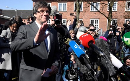 Puigdemont descarta renúncia como deputado e quer mediação internacional