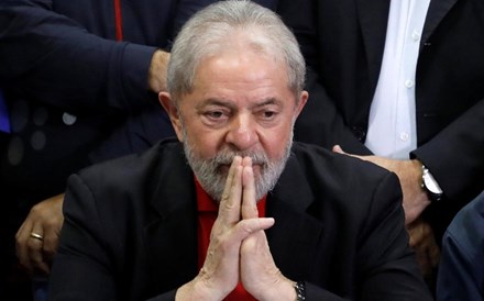 Imprensa noticia negociações para que Lula se entregue