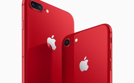 Apple lança novo iPhone vermelho