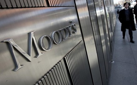 Moody's baixa perspetiva de bancos britânicos