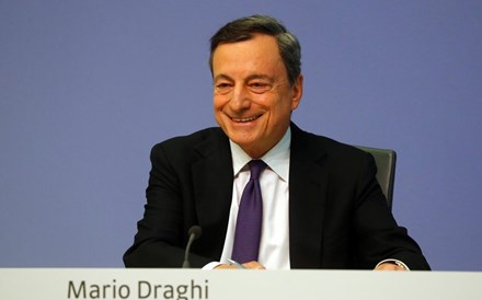Draghi coloca euro e juros em queda e bolsas em alta   