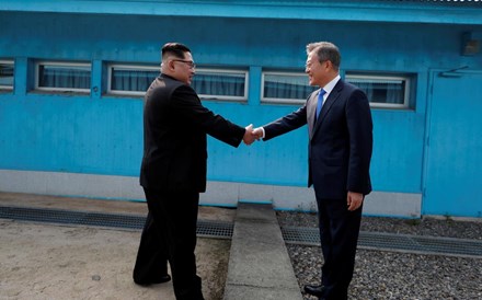 Kim Jong-un e Moon Jae-in dão aperto de mão e iniciam cimeira das coreias