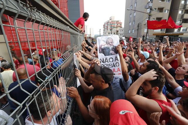 Apoiantes impedem que Lula se entregue