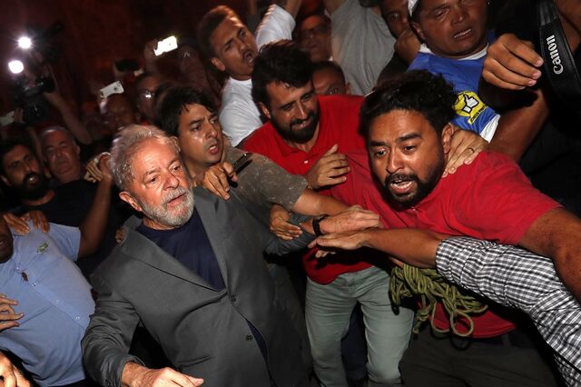 Lula da Silva sai a pé do sindicato e entrega-se. Está preso