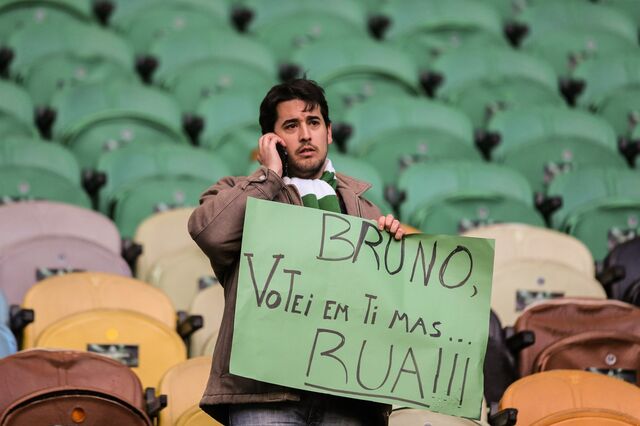Sporting: Adeptos assobiam e pedem demissão de Bruno de Carvalho