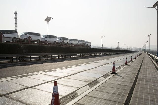 China constrói estrada inteligente que poderá recarregar carros