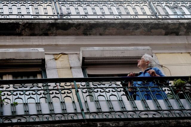 Centenas de pessoas em manifestação a exigir habitação para todos