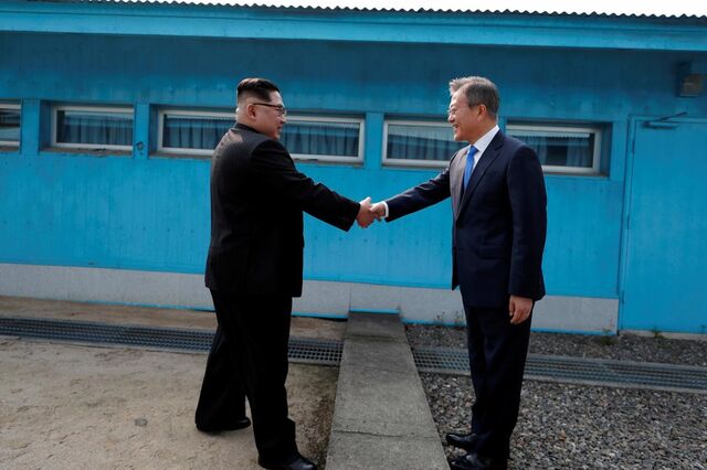 Kim Jong-un e Moon Jae-in dão aperto de mão e iniciam cimeira das coreias
