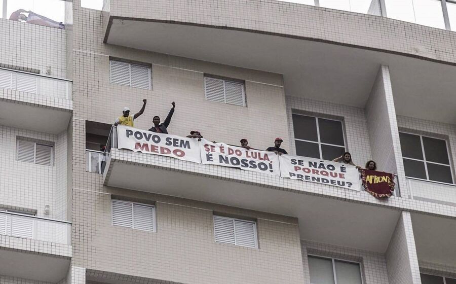 Movimento Sem Teto ocupa apartamento que levou à queda de Lula