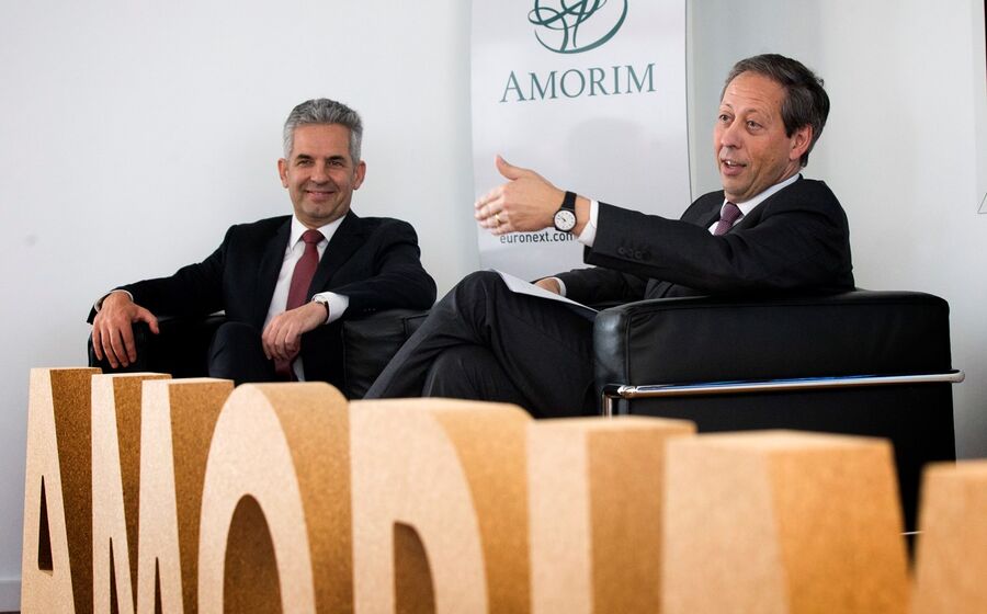 O presidente da Euronext Lisboa, Paulo Rodrigues da Silva, e o CEO da Corticeira Amorim, António Rios de Amorim, na bolsa