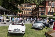 À esquerda, um BMW 507 de 1958, semelhante ao que Elvis Presley conduzia nos anos 50. À direita um Aston Martin DB5 de 1964. 