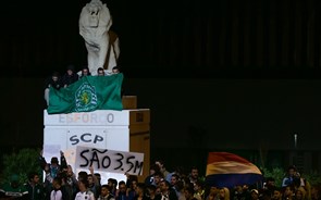 Centenas de adeptos 'leoninos' condenam violência junto ao estádio