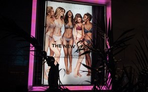 Publicidade da Victoria's Secret continua a dirigir-se às mulheres de 1999
