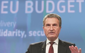 Comissário Oettinger quer que Itália corrija orçamento enviado para Bruxelas