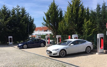 Rede de super-carregadores da Tesla chega à Guarda