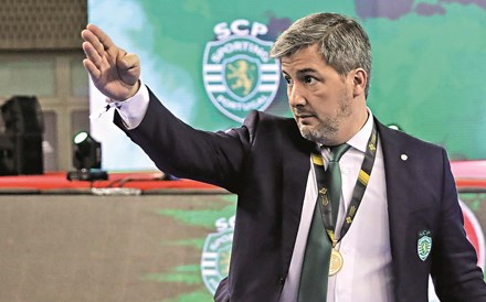 Bruno de Carvalho desafia opositores a recolher assinaturas para o destituir