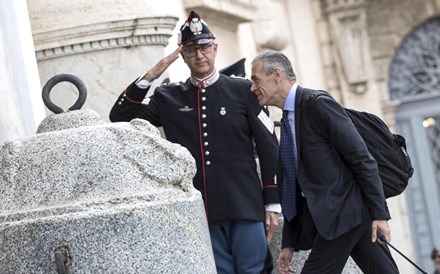 Cottarelli aceita liderar Governo de transição em Itália até eleições no início de 2019   