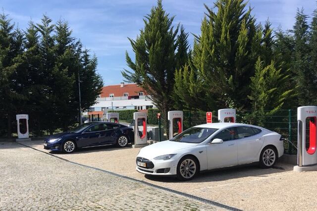Rede de super-carregadores da Tesla chega à Guarda