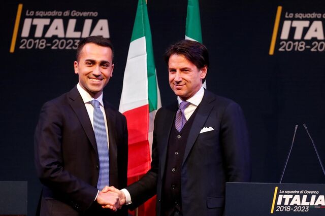 Itália já tem 'governo político' que promete cumprir regras europeias