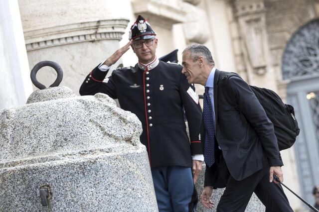 Cottarelli aceita liderar Governo de transição em Itália até eleições no início de 2019   