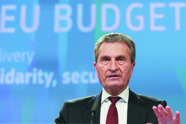 Comissário Oettinger quer que Itália corrija orçamento enviado para Bruxelas