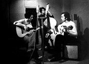 Gravação da 'Ronda do Soldadinho', em 1969, com os músicos Claude Puyalte, na guitarra, e Bernard Guérin, no contrabaixo 