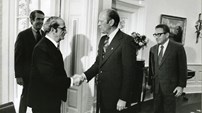 O Presidente da República, Francisco da Costa Gomes, na Casa Branca, cumprimentando o homólogo, Gerald Ford, por ocasião da visita oficial que efectuou aos Estados Unidos da América, em 1974.