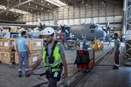 O hangar da aviação de defesa tem espaço para sete ou oito aeronaves.