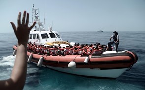 Navio salva 374 migrantes em três dias no Mediterrâneo