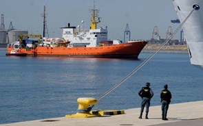 Portugal anuncia acordo para acolher 10 migrantes do navio Aquarius