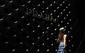 Prada quer acelerar produção de produtos de couro após comprar Versace.