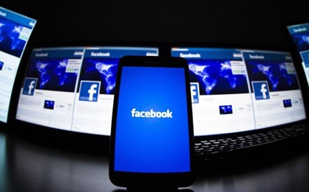 Expresso: Portugueses processam Facebook. Pedem 1,2 mil milhões