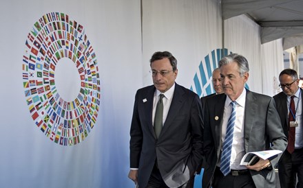 Guerra comercial: Draghi pede aos EUA que aprendam com a história. Powell admite receios