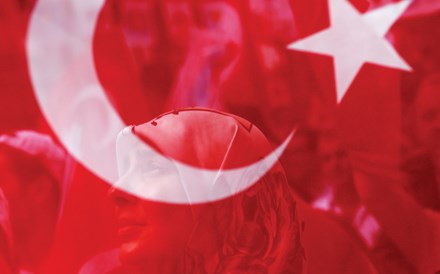 Qatar promete investir 15 mil milhões de dólares na Turquia. Lira recupera