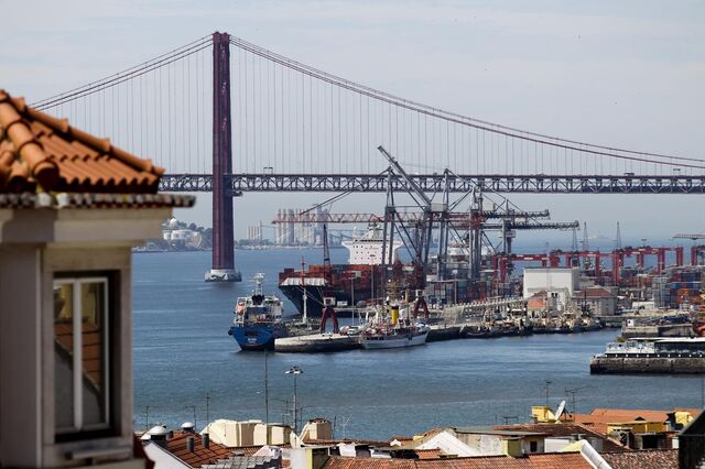Exportações desaceleram mais do que importações em Agosto