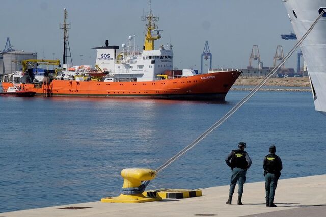 Portugal anuncia acordo para acolher 10 migrantes do navio Aquarius
