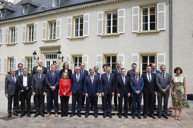 Eurogrupo fecha acordo: Grécia recebe última tranche e mais tempo para pagar dívida