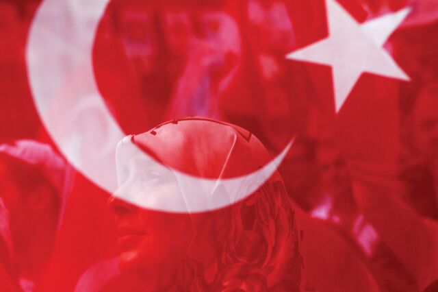 Qatar promete investir 15 mil milhões de dólares na Turquia. Lira recupera
