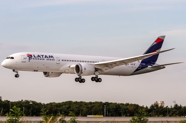 Companhias aéreas brasileiras condenadas a pagar maquilhagem a comissárias de bordo