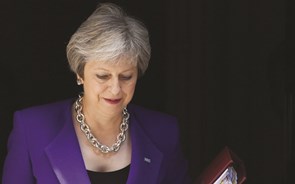 Primeira-ministra britânica pondera antecipar eleições para Novembro