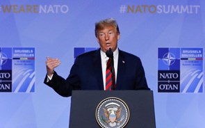 Trump mantém 'forte' compromisso com a NATO após aliados aceitarem aumentar despesa
