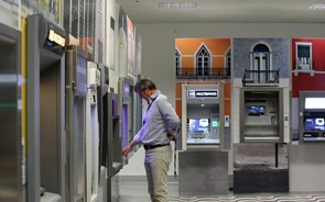 Bancos continuam a funcionar no confinamento, mas com algumas alterações