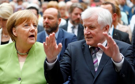 Seehofer ameaça demitir-se. Crise política na Alemanha intensifica-se 