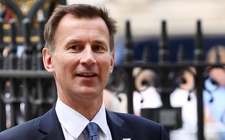 Ministro das Finanças do Reino Unido anuncia reversão 'quase total' do mini-orçamento