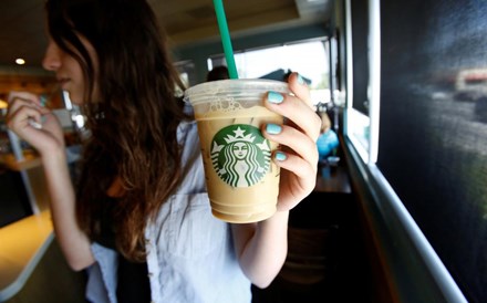 Starbucks vai eliminar as palhinhas de plástico até 2020 e substituí-las por papel