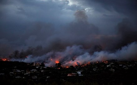 Vítimas mortais dos incêndios na Grécia sobem para 91 e há 25 desaparecidos   