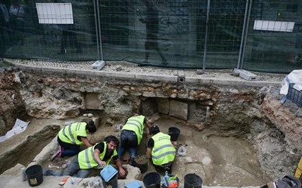 Cemitério medieval com pelo menos 20 corpos encontrado em Lisboa