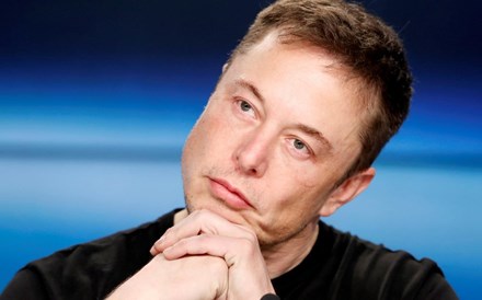 Elon Musk assegura que Tesla vai permanecer em bolsa